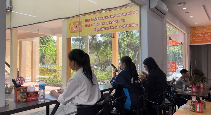 "Lạc chân" vào canteen nhỏ giữa lòng Đại học Sư phạm Hà Nội, hóa ra các thủ khoa toàn quốc ăn thế này!- Ảnh 5.