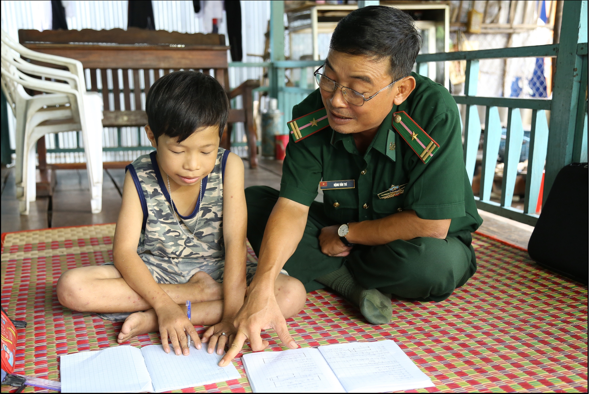 Nâng bước em tới trường - Con nuôi Đồn Biên phòng: Hướng tới đồng bào dân tộc thiểu số ở nơi biên giới, ươm mầm bảo vệ biên cương- Ảnh 4.