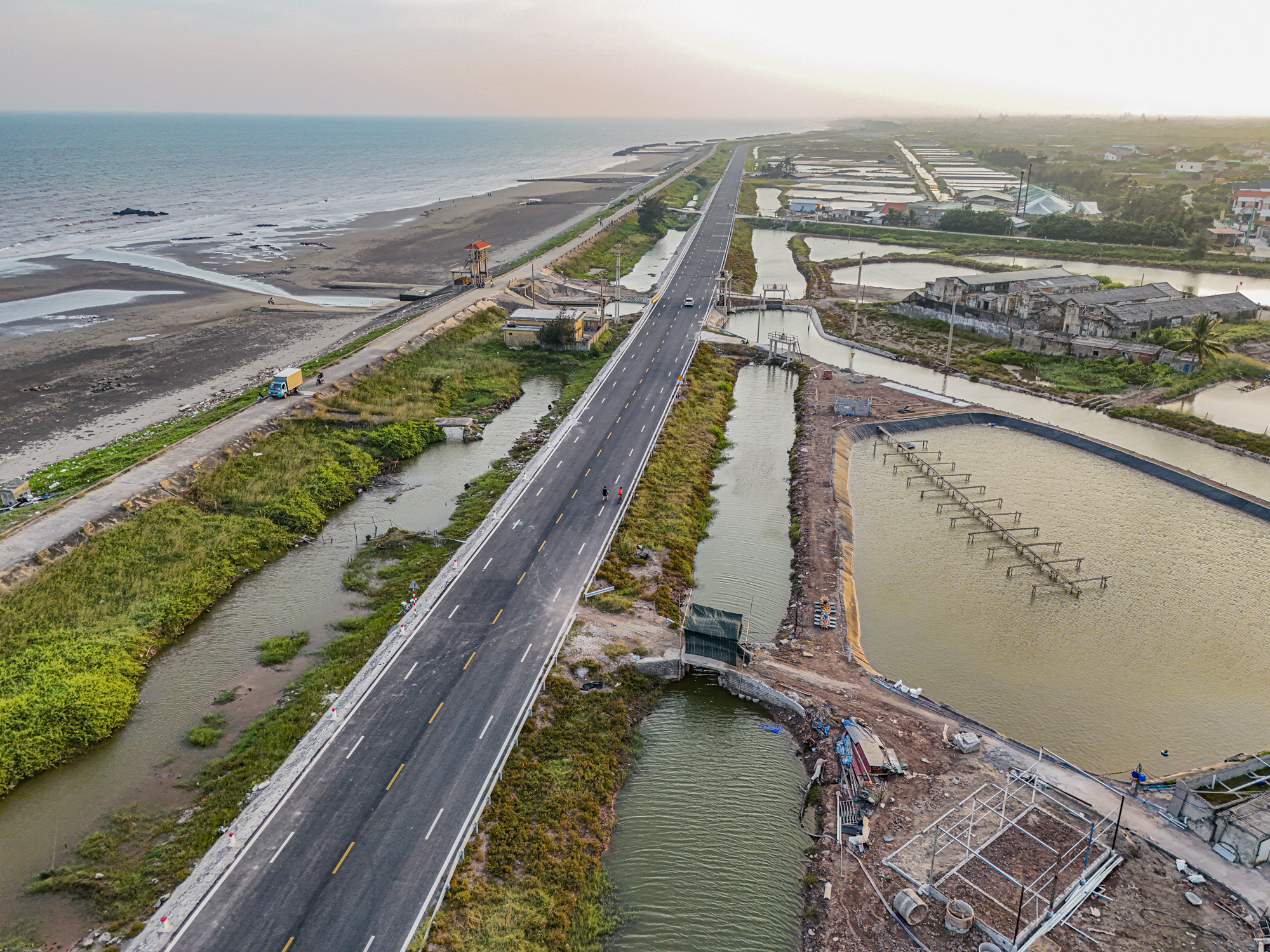 Chiêm ngưỡng tuyến đường 2.700 tỷ đồng, dài 65 km mới hoàn thành ở Nam Định- Ảnh 1.