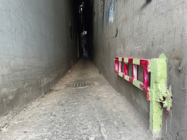 Ch&iacute;nh quyền n&oacute;i g&igrave; về việc người d&acirc;n lắp barrier ngăn xe v&agrave;o ng&otilde; nhỏ?- Ảnh 2.