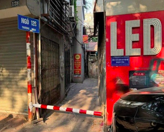 Ch&iacute;nh quyền n&oacute;i g&igrave; về việc người d&acirc;n lắp barrier ngăn xe v&agrave;o ng&otilde; nhỏ?- Ảnh 1.