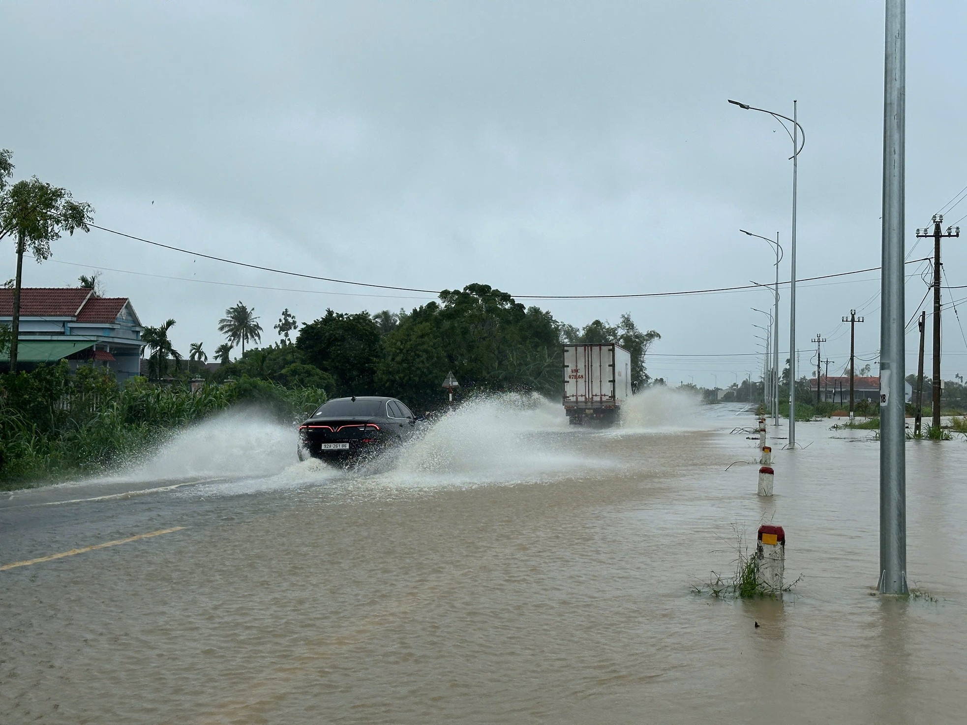 Lũ lên nhanh, hàng chục nhà dân ở Quảng Ngãi chìm trong biển nước- Ảnh 5.