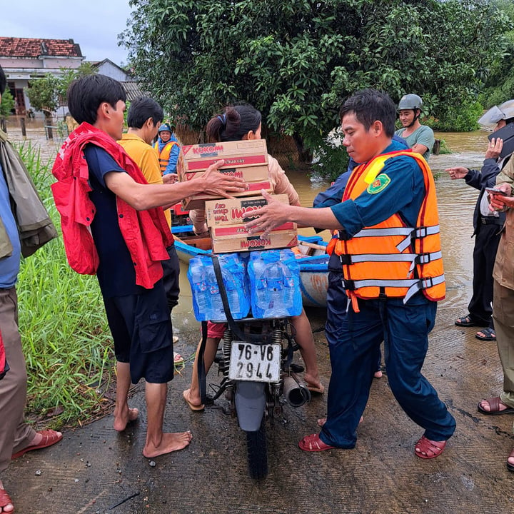 Nhiều nhà dân ở Quảng Ngãi chìm trong biển nước, miền núi sạt lở- Ảnh 4.