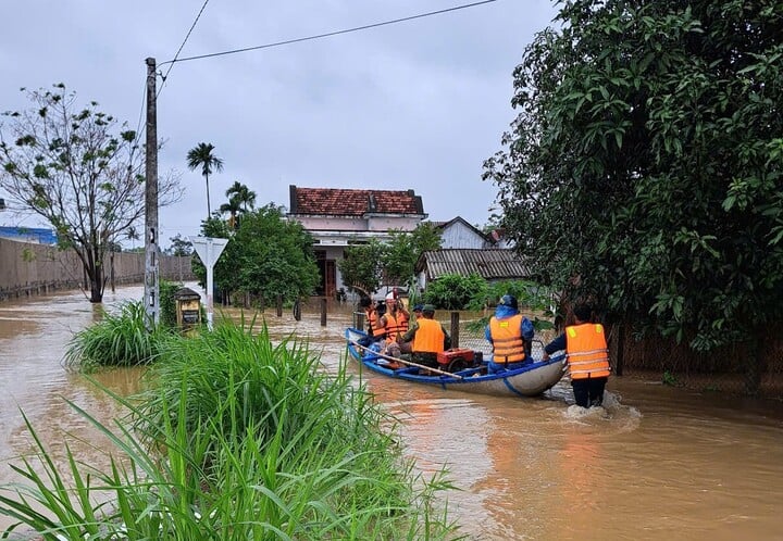 Nhiều nhà dân ở Quảng Ngãi chìm trong biển nước, miền núi sạt lở- Ảnh 1.