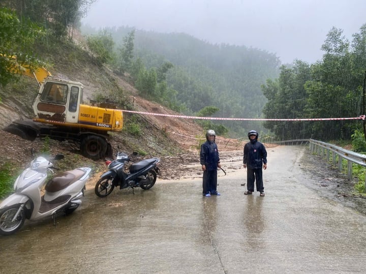 Nhiều nhà dân ở Quảng Ngãi chìm trong biển nước, miền núi sạt lở- Ảnh 6.