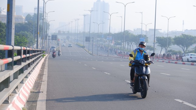 TPHCM liên tục xuất hiện sương mù, bụi mịn gấp 6,8 lần mức cho phép- Ảnh 4.