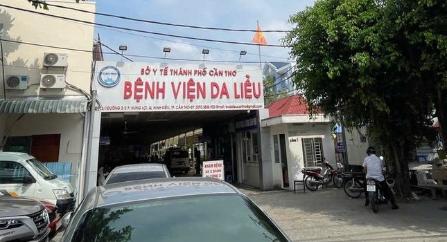 Bác sĩ dùng mỹ phẩm thoa ngoài da tiêm cho bệnh nhân tại Bệnh viện Da liễu Cần Thơ- Ảnh 2.