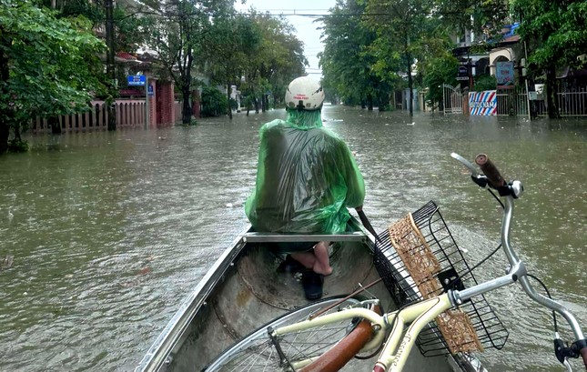 Huế mưa trắng trời, lũ dâng nhanh, người dân dùng thuyền di chuyển- Ảnh 1.