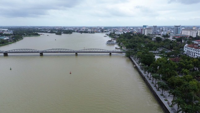 Huế mưa trắng trời, lũ dâng nhanh, người dân dùng thuyền di chuyển- Ảnh 13.