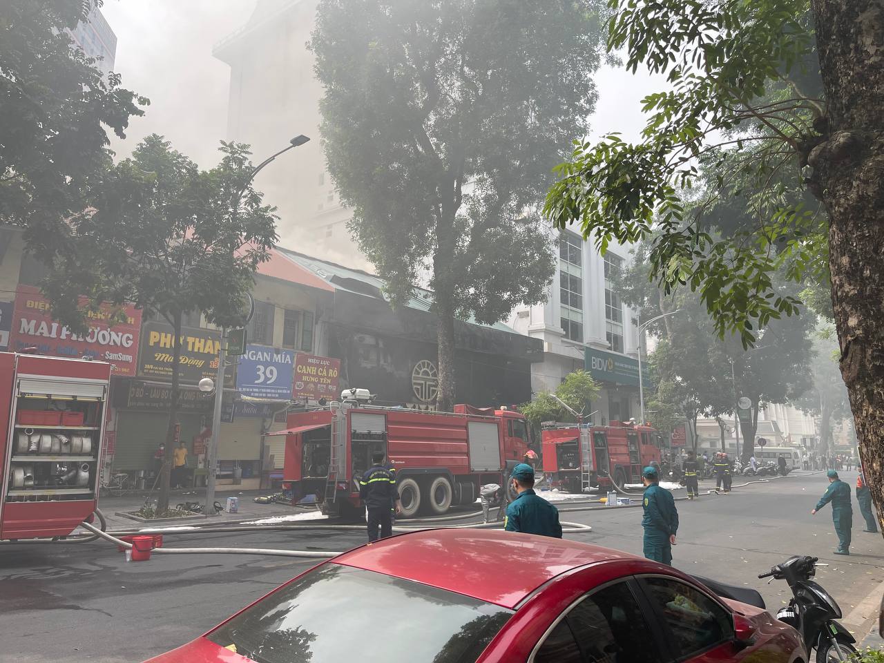 Nhân chứng vụ cháy ở Hà Nội bàng hoàng kể lại giây phút khói bao trùm khắp nơi: "Lượng khói quá nhiều, mọi người phải chạy lên tầng trên"- Ảnh 4.