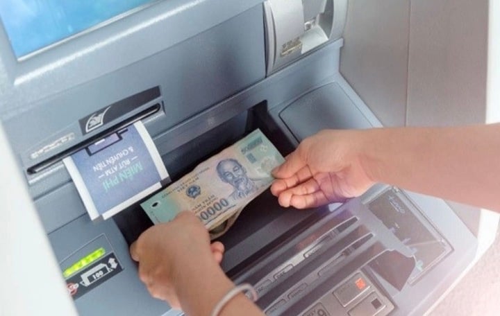 Có được nộp tiền tại cây ATM khác ngân hàng?- Ảnh 1.