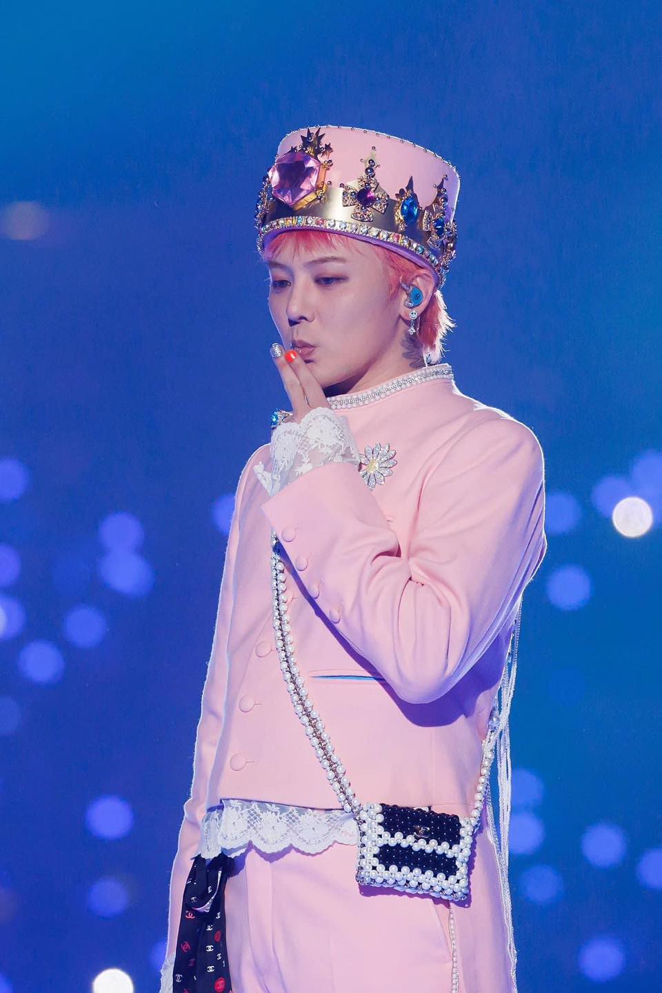 G-Dragon tương tác với người phụ nữ “máu chiến” nhất Kpop- Ảnh 4.