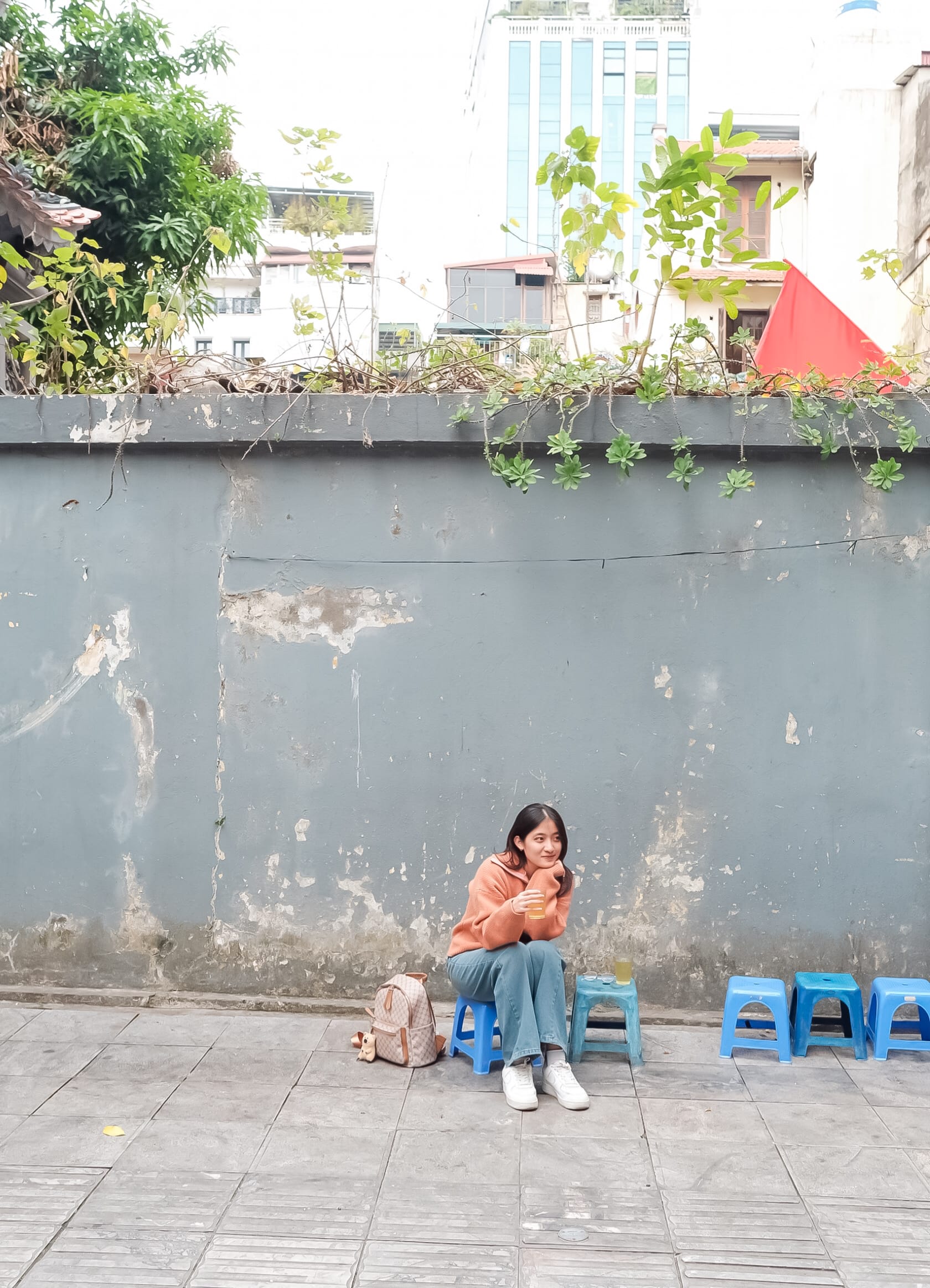 Check VAR ngay hàng trà đá mà Sơn Tùng ngồi: Dân tình đang 