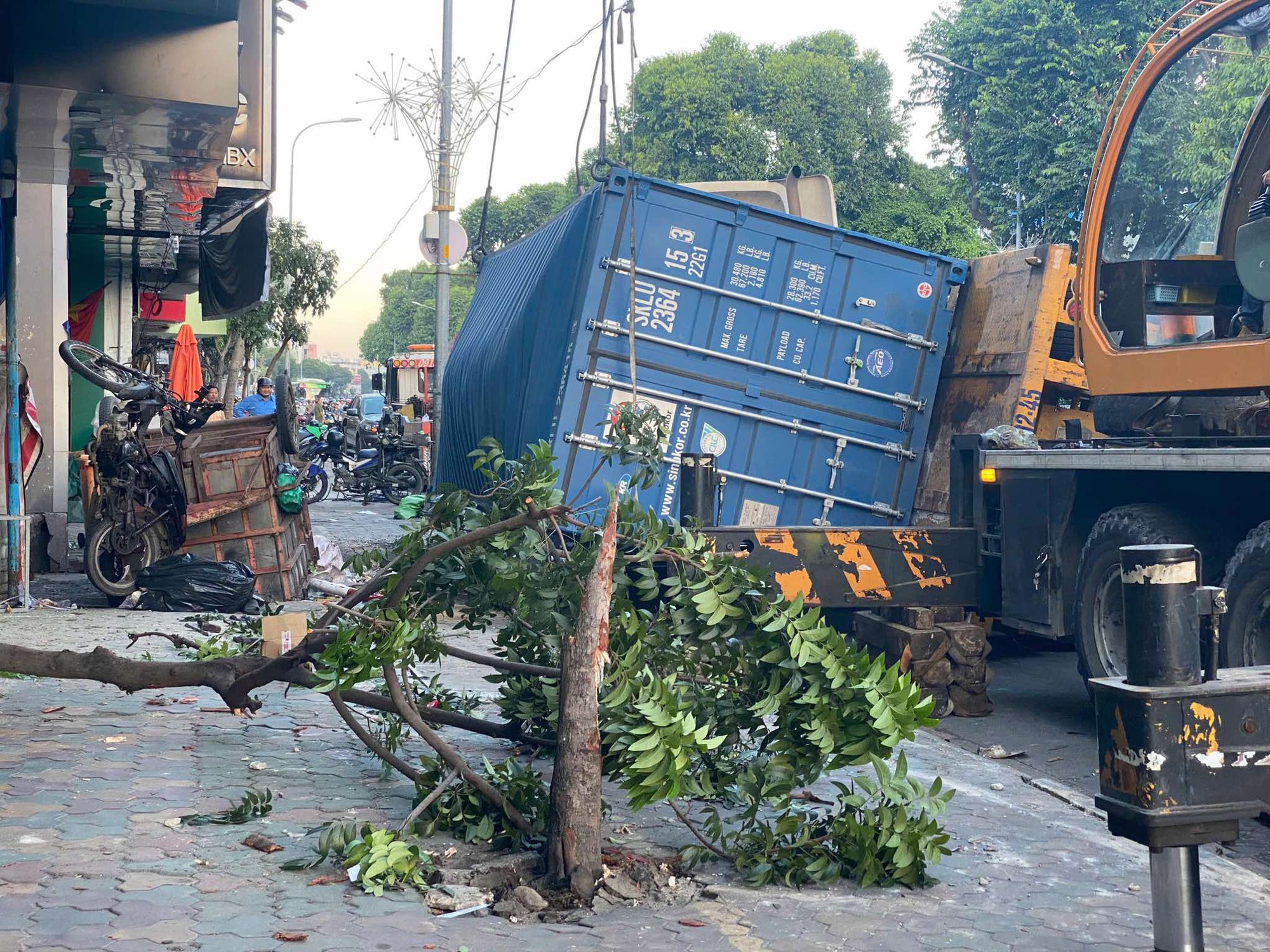 TP.HCM: Thùng container lật đè xe chở rác, giao thông hỗn loạn buổi sáng- Ảnh 2.