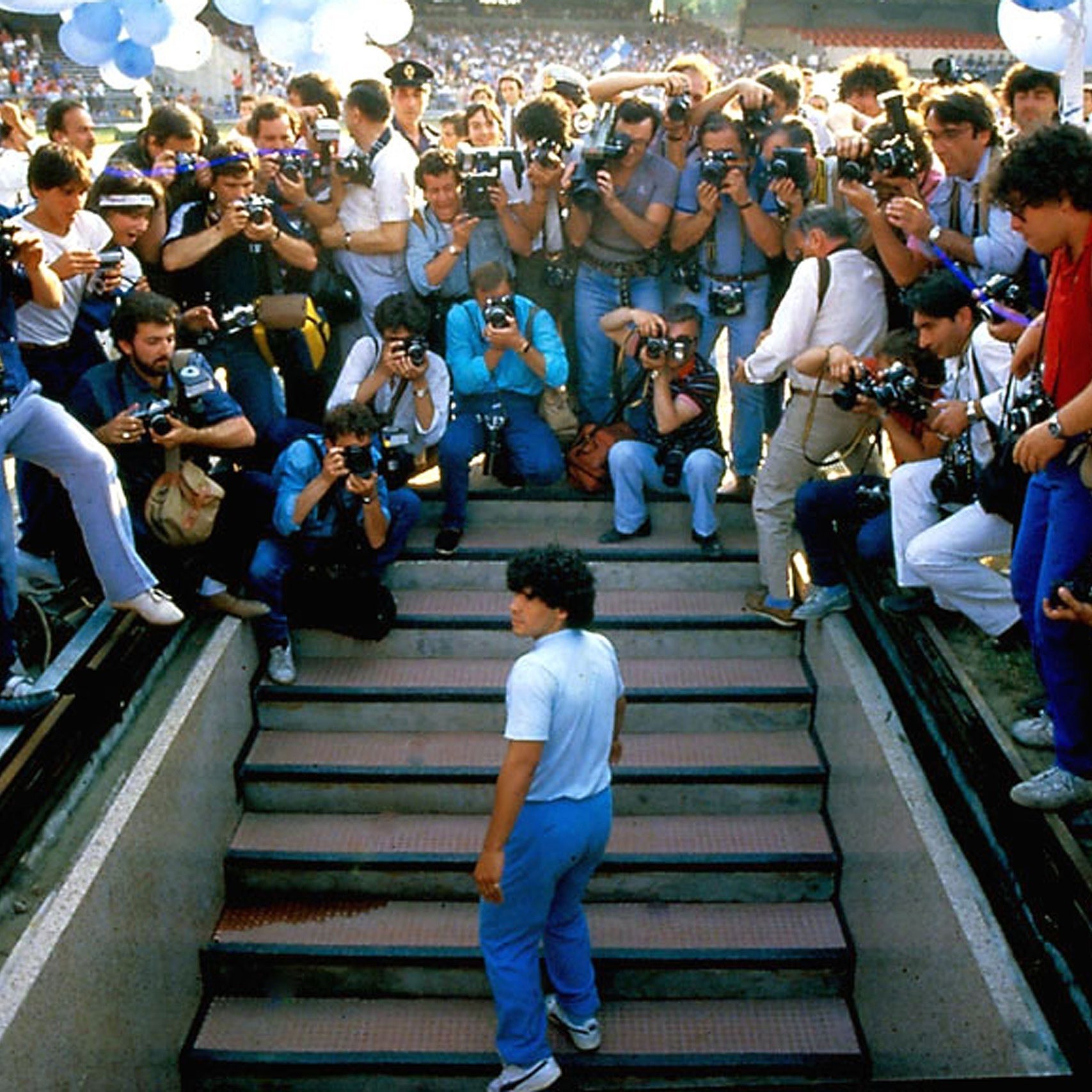 Vì sao Diego Maradona được sùng bái, trở thành vị thần bất tử ở Napoli?- Ảnh 3.