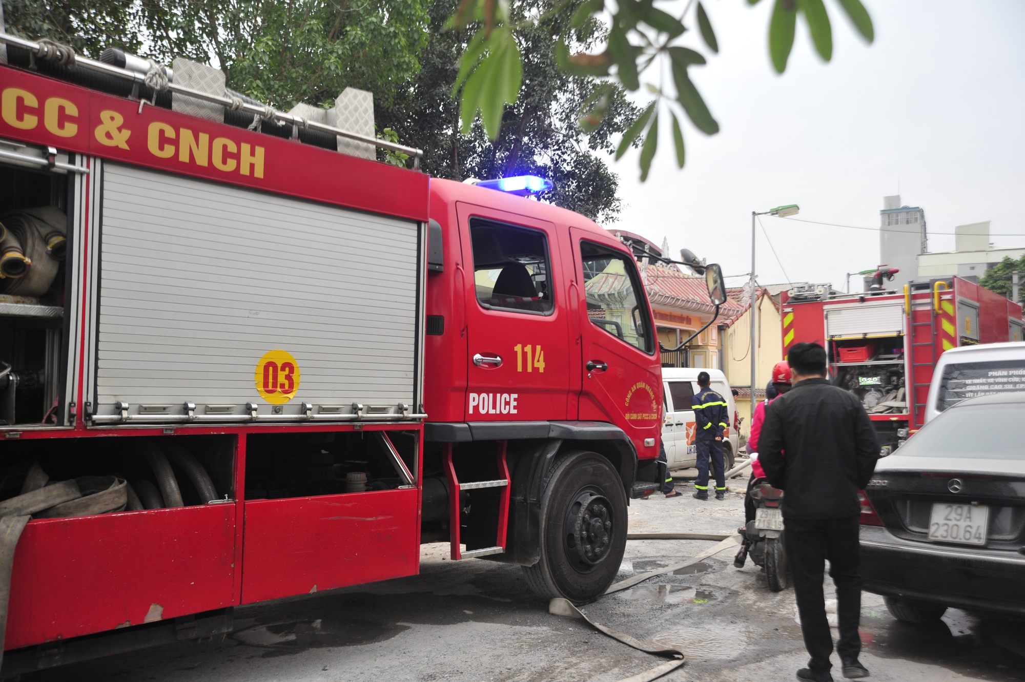 Hà Nội: Cháy nhà trong ngõ cạnh nghĩa trang, hàng chục xe cứu hỏa đến hiện trường- Ảnh 1.