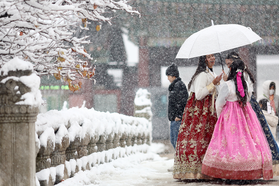 Cổ tích trắng: Rung động trước khung cảnh Seoul ngập tuyết 117 năm có 1, cách từng bông tuyết rơi xuống đều lãng mạn- Ảnh 4.