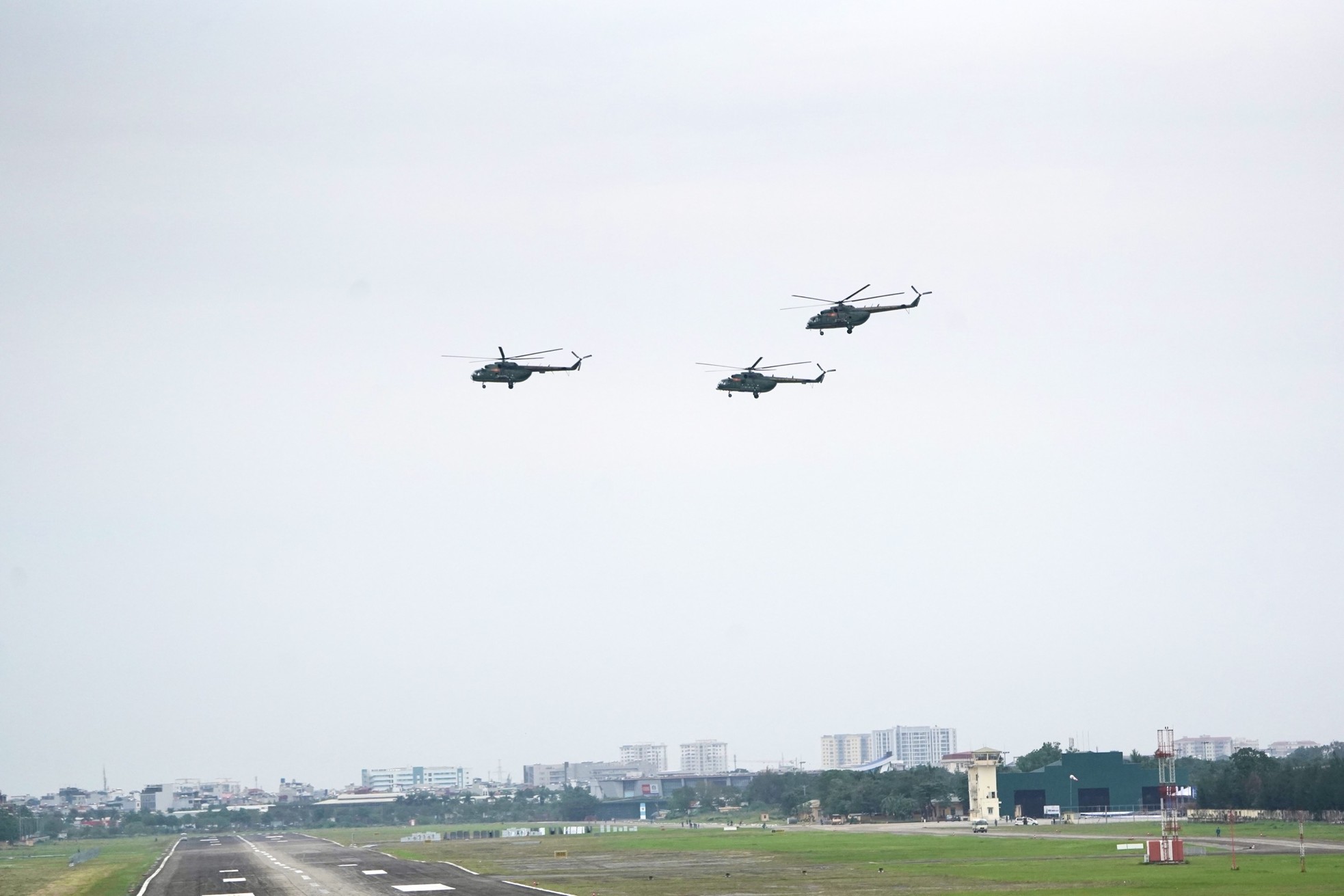 Xem tiêm kích Su-30MK2, trực thăng Mi thục luyện bay trên bầu trời Hà Nội- Ảnh 2.