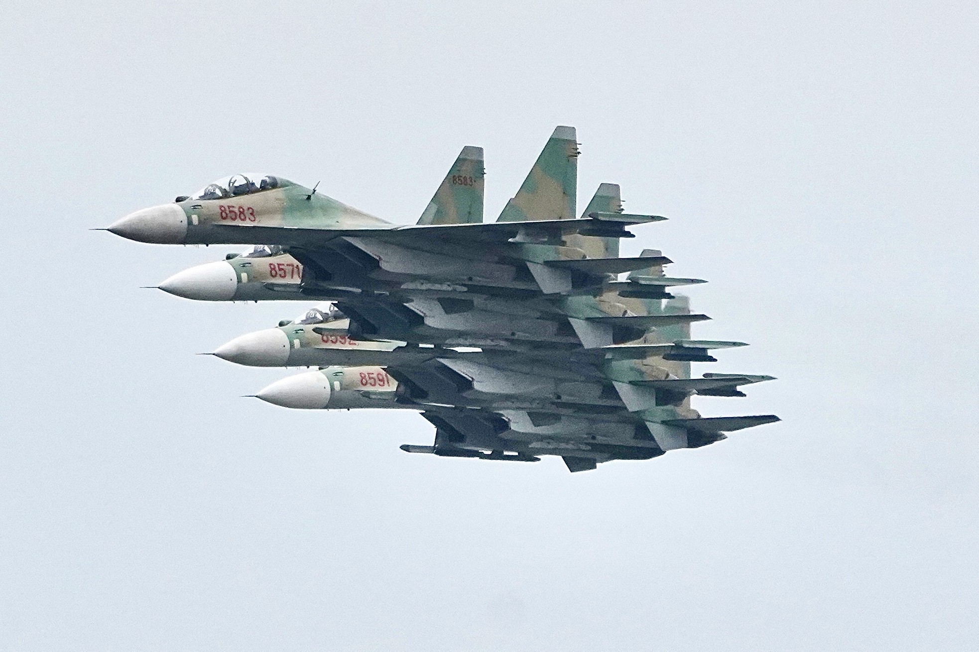 Xem tiêm kích Su-30MK2, trực thăng Mi thục luyện bay trên bầu trời Hà Nội- Ảnh 8.