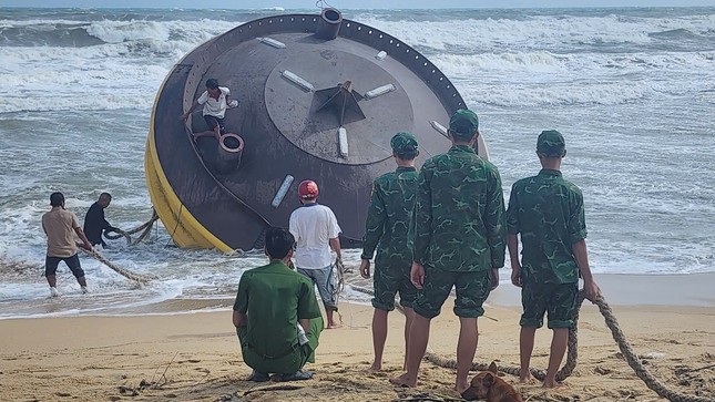 Vật thể lạ đường kính 4m, cao 5m có dòng chữ nước ngoài trôi dạt vào bờ biển Quảng Ngãi- Ảnh 1.