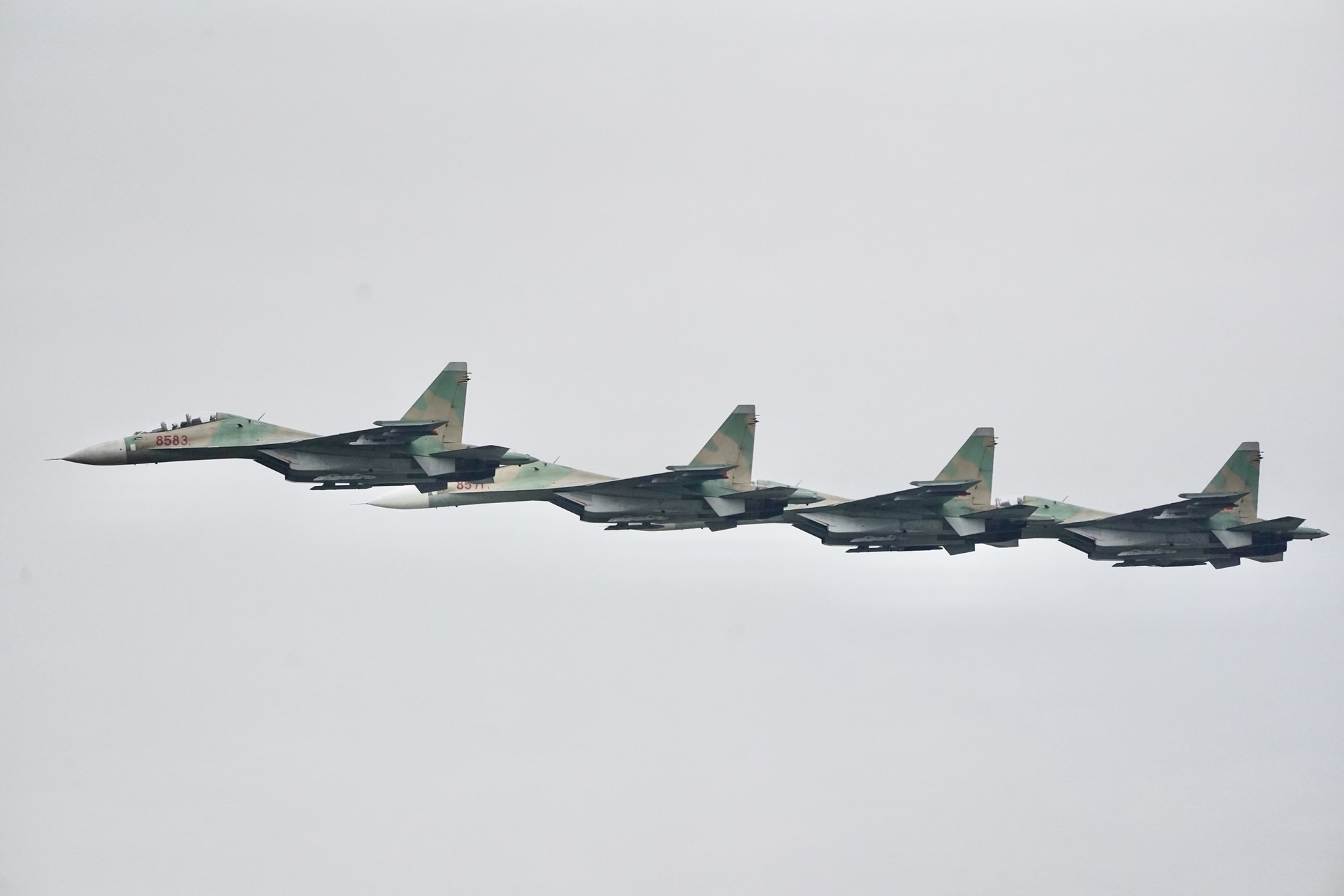 Xem tiêm kích Su-30MK2, trực thăng Mi thục luyện bay trên bầu trời Hà Nội- Ảnh 13.