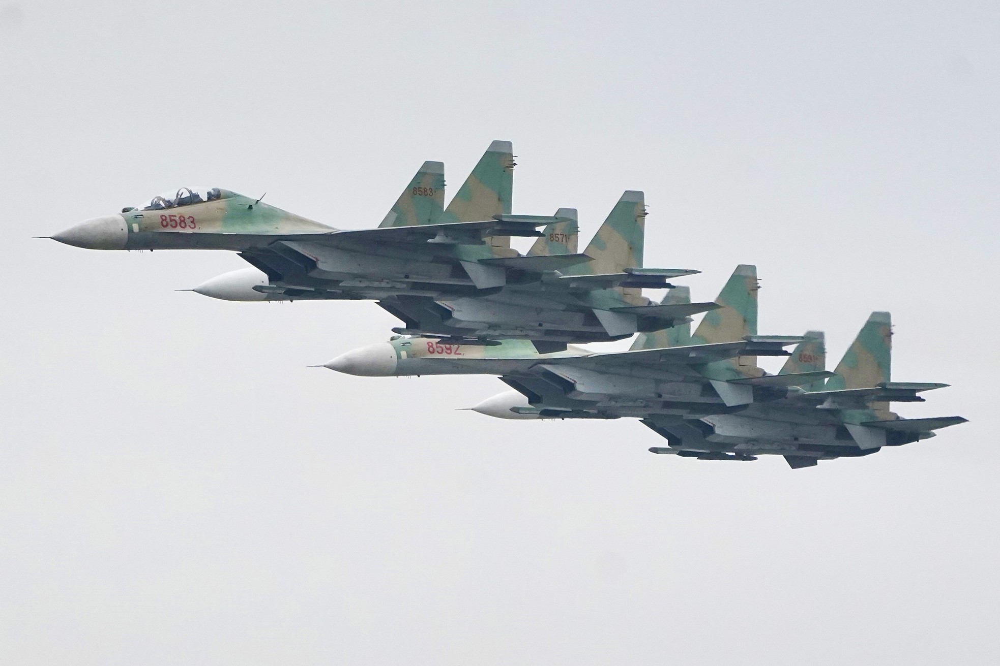 Xem tiêm kích Su-30MK2, trực thăng Mi thục luyện bay trên bầu trời Hà Nội- Ảnh 9.