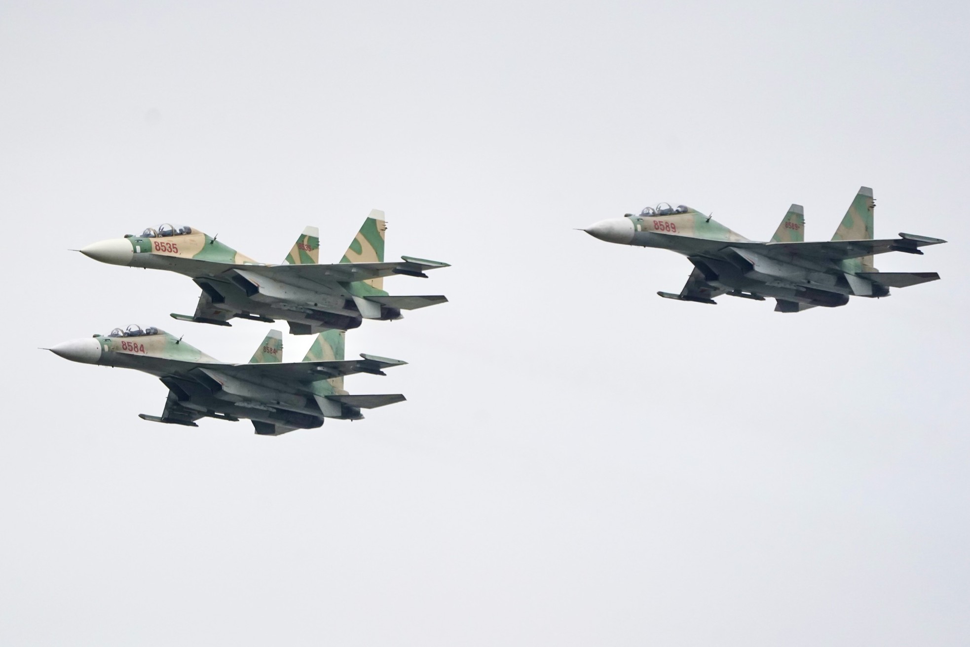 Xem tiêm kích Su-30MK2, trực thăng Mi thục luyện bay trên bầu trời Hà Nội- Ảnh 11.