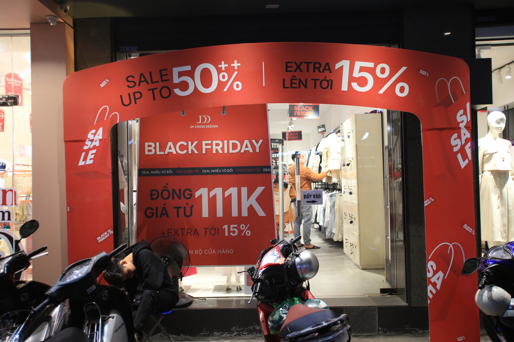 Người dân Hà Nội tranh thủ "săn sale" ngay trước thềm Black Friday, đông đúc nhất vẫn là khu vực này- Ảnh 2.