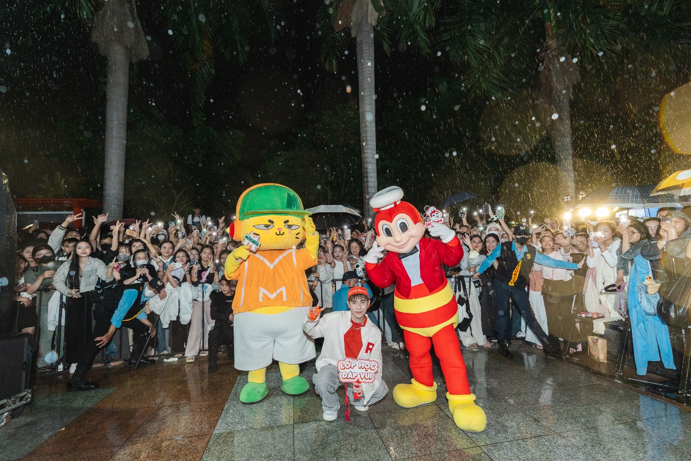 Hơn 4 triệu lượt tương tác, Jollibee bùng nổ niềm vui cùng “Lớp Học Đáp Vui”- Ảnh 2. Hơn 4 triệu lượt tương tác, Jollibee bùng nổ niềm vui cùng “Lớp Học Đáp Vui”- Ảnh 2.