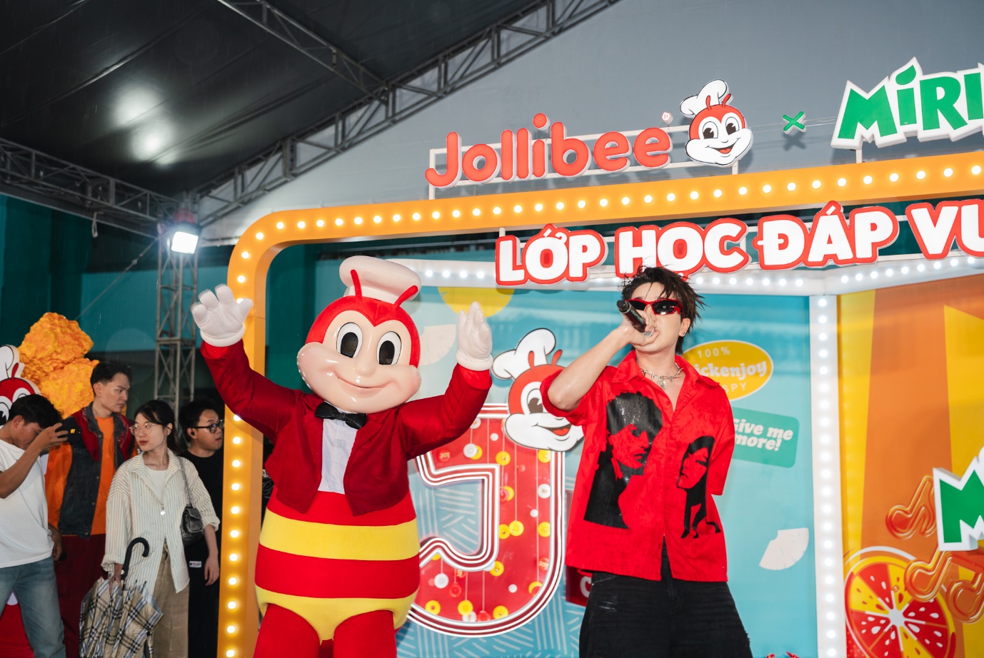 Hơn 4 triệu lượt tương tác, Jollibee bùng nổ niềm vui cùng “Lớp Học Đáp Vui”- Ảnh 3. Hơn 4 triệu lượt tương tác, Jollibee bùng nổ niềm vui cùng “Lớp Học Đáp Vui”- Ảnh 3.
