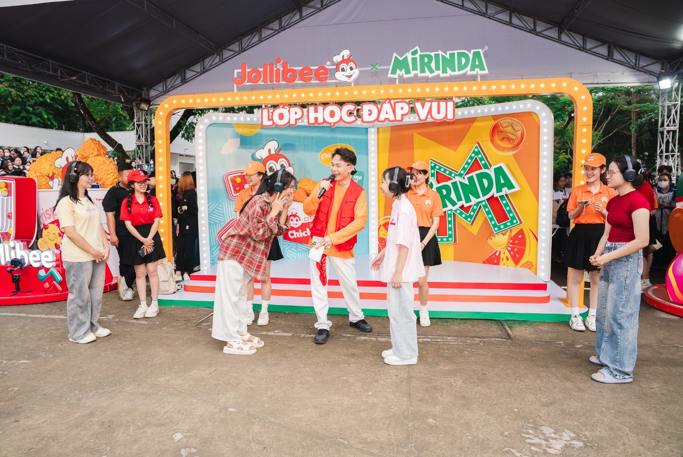 Hơn 4 triệu lượt tương tác, Jollibee bùng nổ niềm vui cùng “Lớp Học Đáp Vui”- Ảnh 5. Hơn 4 triệu lượt tương tác, Jollibee bùng nổ niềm vui cùng “Lớp Học Đáp Vui”- Ảnh 5.