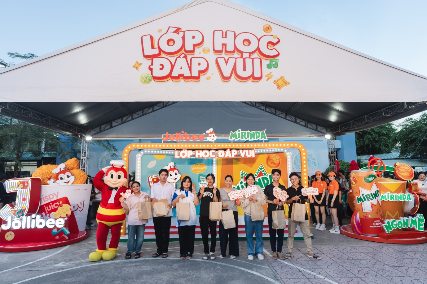 Hơn 4 triệu lượt tương tác, Jollibee bùng nổ niềm vui cùng “Lớp Học Đáp Vui”- Ảnh 6. Hơn 4 triệu lượt tương tác, Jollibee bùng nổ niềm vui cùng “Lớp Học Đáp Vui”- Ảnh 6.