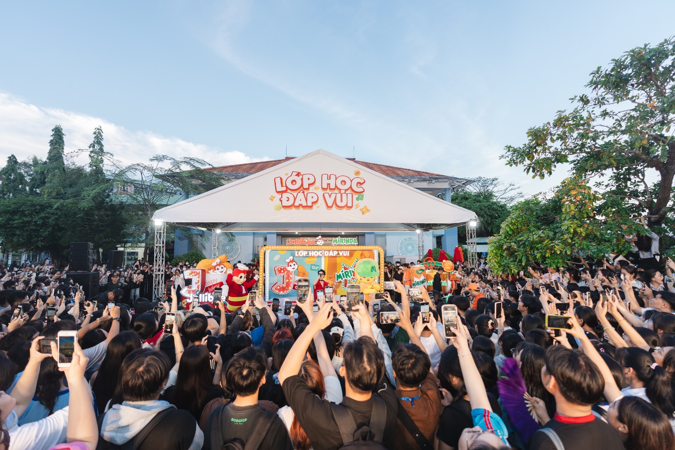 Hơn 4 triệu lượt tương tác, Jollibee bùng nổ niềm vui cùng “Lớp Học Đáp Vui”- Ảnh 7. Hơn 4 triệu lượt tương tác, Jollibee bùng nổ niềm vui cùng “Lớp Học Đáp Vui”- Ảnh 7.