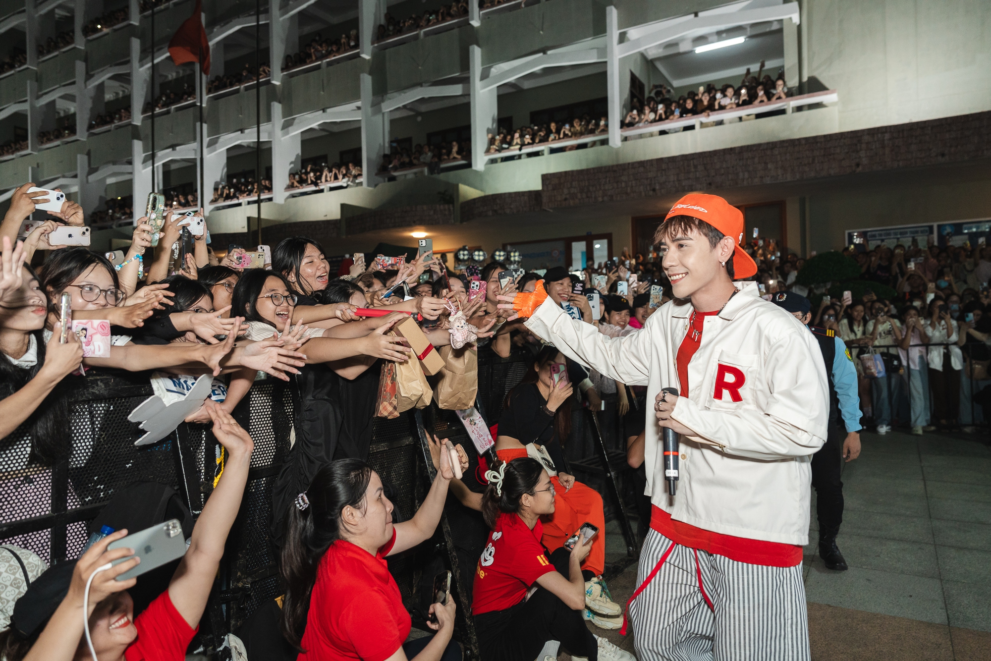 Hơn 4 triệu lượt tương tác, Jollibee bùng nổ niềm vui cùng “Lớp Học Đáp Vui”- Ảnh 1. Hơn 4 triệu lượt tương tác, Jollibee bùng nổ niềm vui cùng “Lớp Học Đáp Vui”- Ảnh 1.