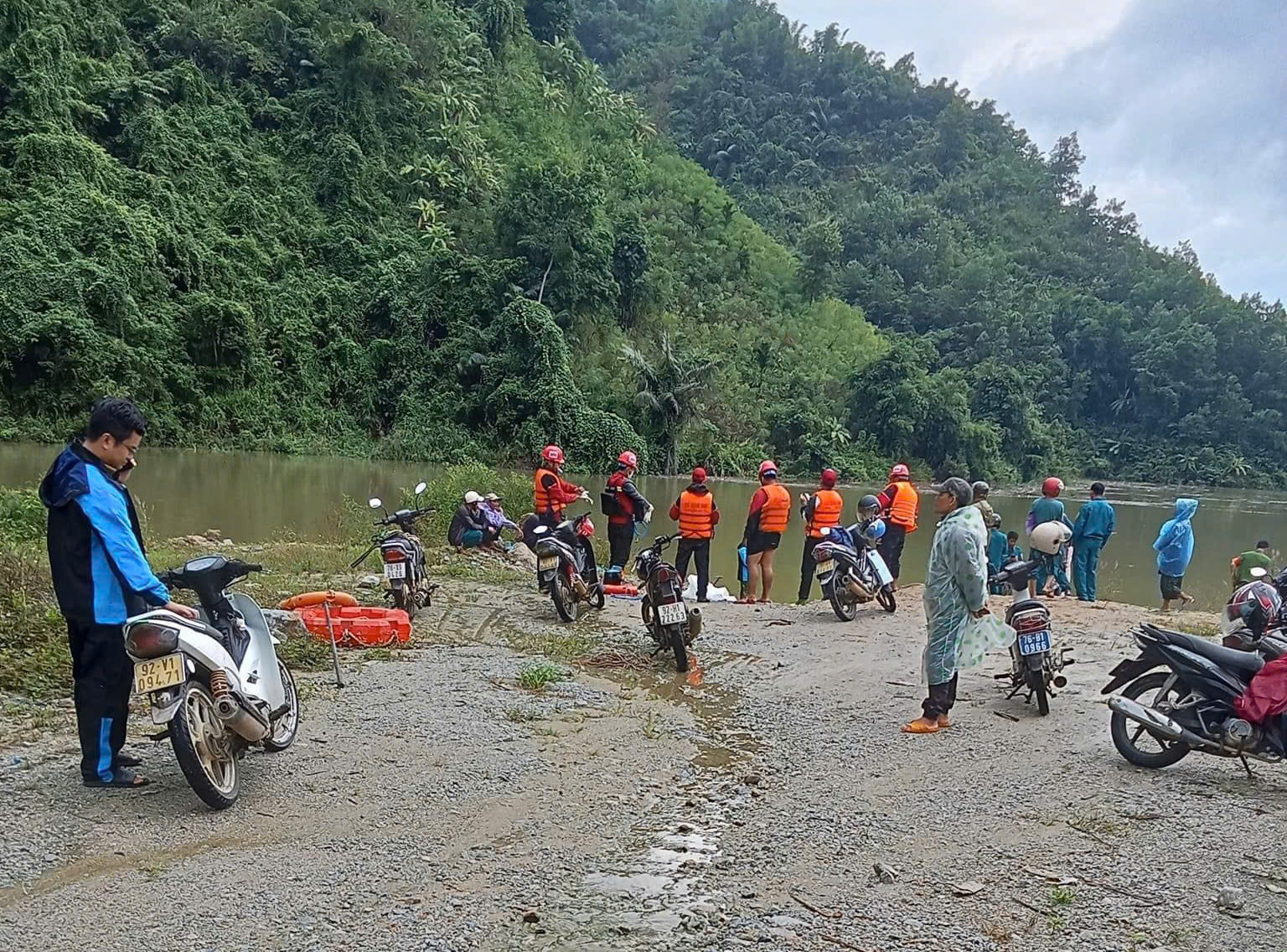 Vụ bé trai 2 tuổi mất tích ở Quảng Ngãi: Điều đau đớn nhất đã đến sau 7 ngày tìm kiếm- Ảnh 1.