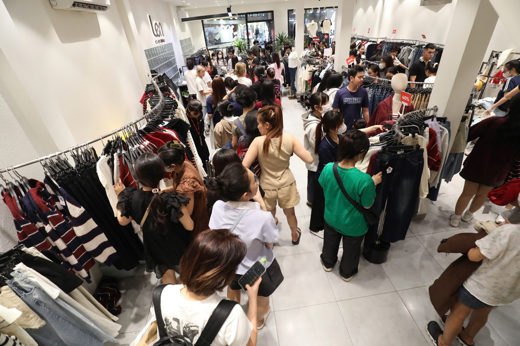 Nhộn nhịp "chính hội" Black Friday: Nhiều khách hàng chờ cả tiếng mới được thử đồ, chia sẻ "đang nghèo nên mình chi dưới 20 triệu thôi"- Ảnh 1.