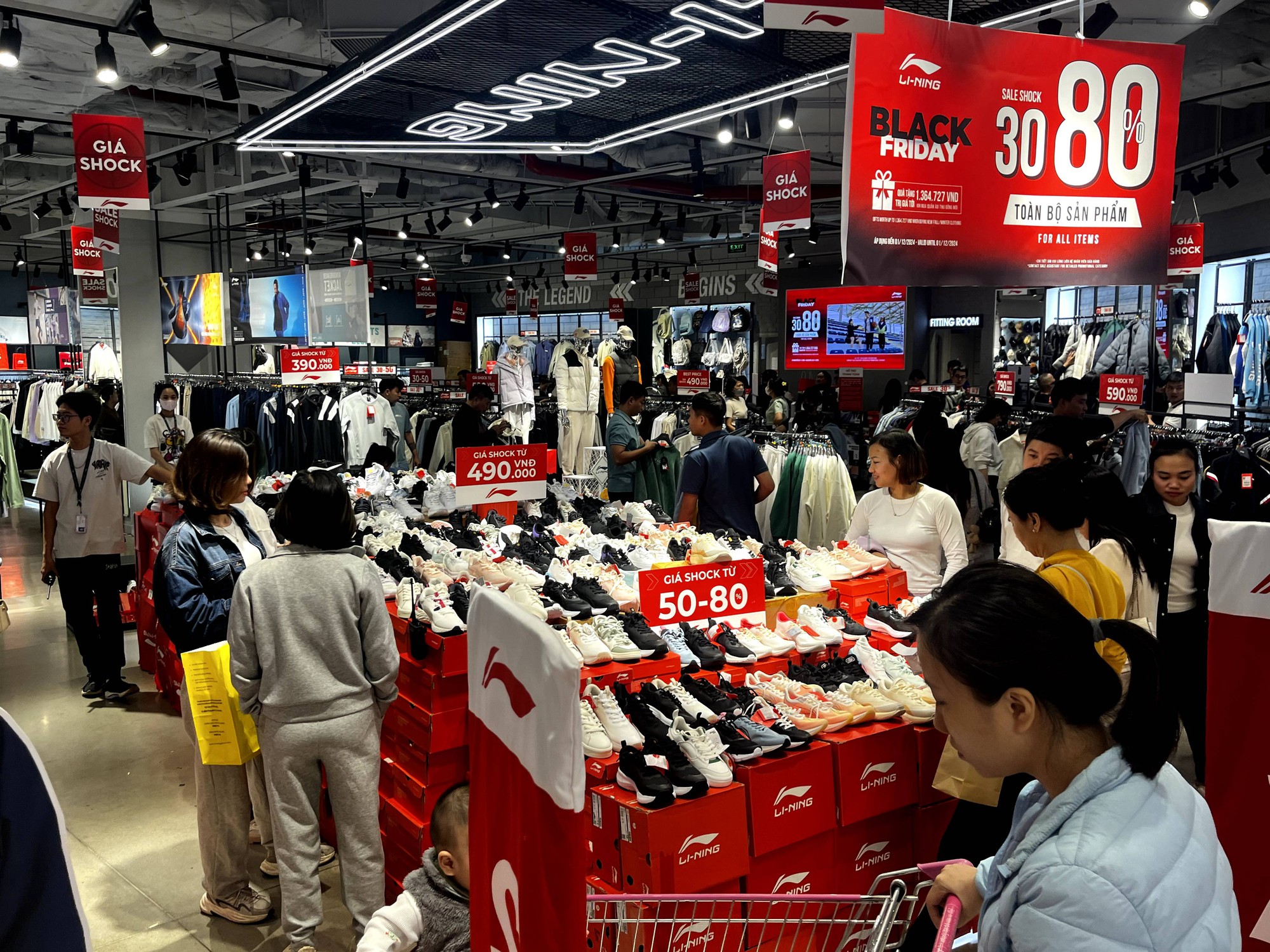 Nhộn nhịp "chính hội" Black Friday: Nhiều khách hàng chờ cả tiếng mới được thử đồ, chia sẻ "đang nghèo nên mình chi dưới 20 triệu thôi"- Ảnh 9.