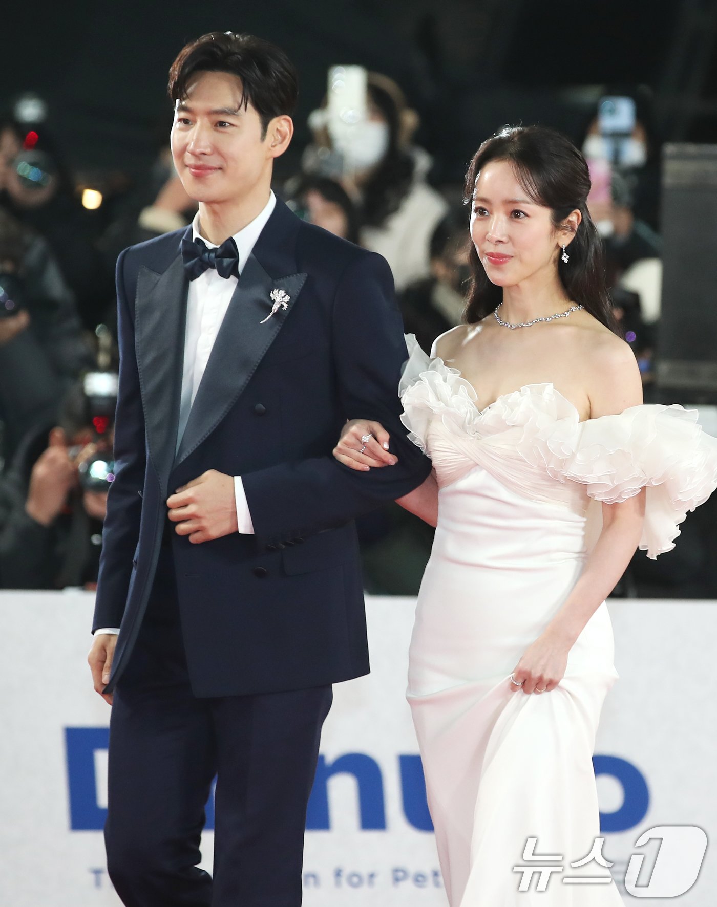 Siêu thảm đỏ Rồng Xanh 2024: Lim Ji Yeon hóa Elsa so kè Kim Go Eun cá tính, nam thần Jung Hae In visual điểm 10- Ảnh 2.