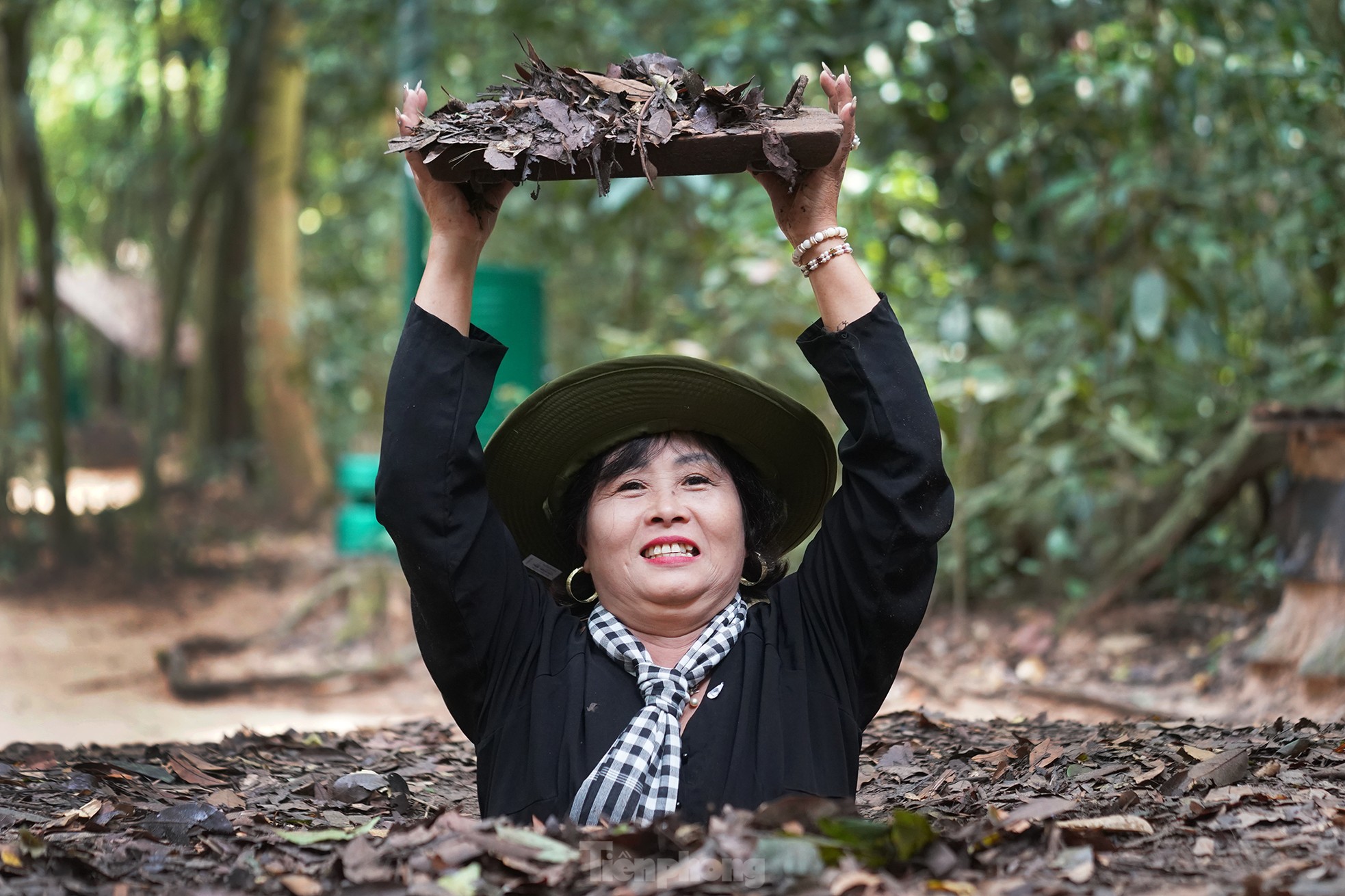 Trải nghiệm bắn đạn thật, khám phá đường hầm địa đạo Củ Chi- Ảnh 2.