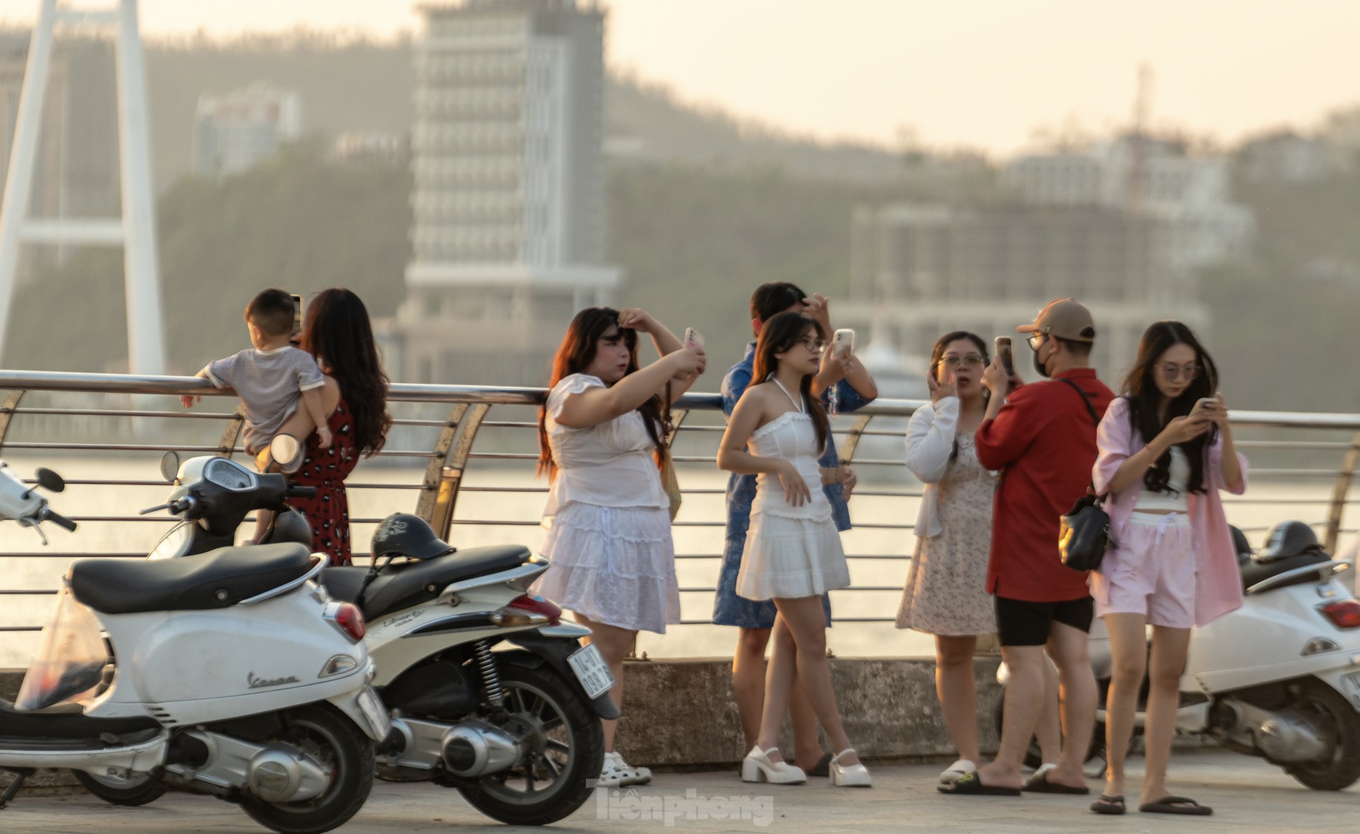 Nhiều người 'săn' ảnh hoàng hôn đẹp nhất châu lục tại Hạ Long- Ảnh 2.