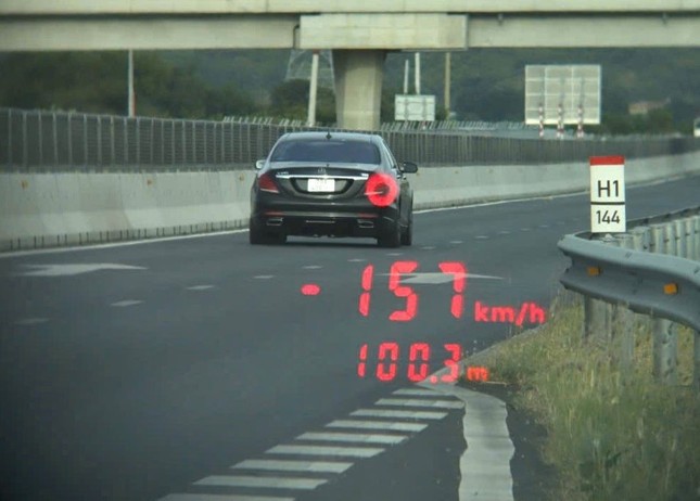 Phạt t&agrave;i xế 'liều mạng' chạy xe tới 157 km/h- Ảnh 1.