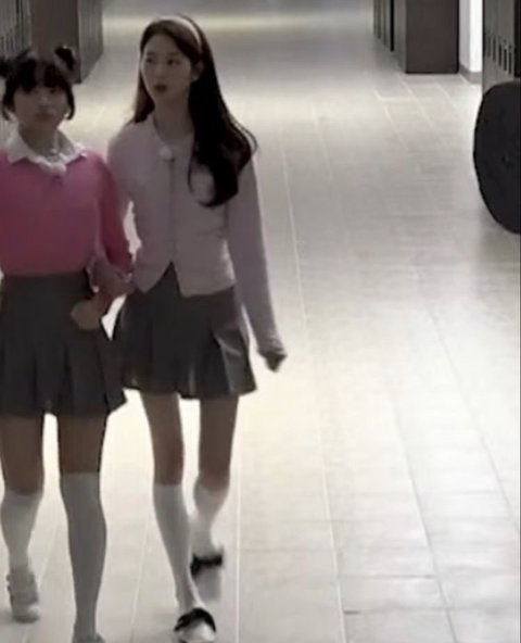 Công chúa Kpop khiến dân tình lo ngại chỉ sau 1 khoảnh khắc- Ảnh 16. Công chúa Kpop khiến dân tình lo ngại chỉ sau 1 khoảnh khắc- Ảnh 16.