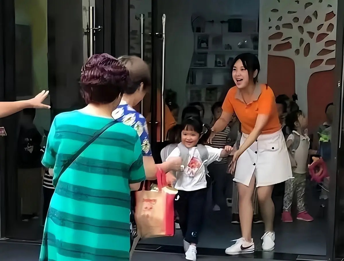 3 kiểu phụ huynh n&agrave;y thật sự l&agrave; "nỗi &aacute;m ảnh" của gi&aacute;o vi&ecirc;n mầm non, chỉ l&agrave; c&aacute;c c&ocirc; kh&ocirc;ng n&oacute;i ra m&agrave; th&ocirc;i!- Ảnh 1.