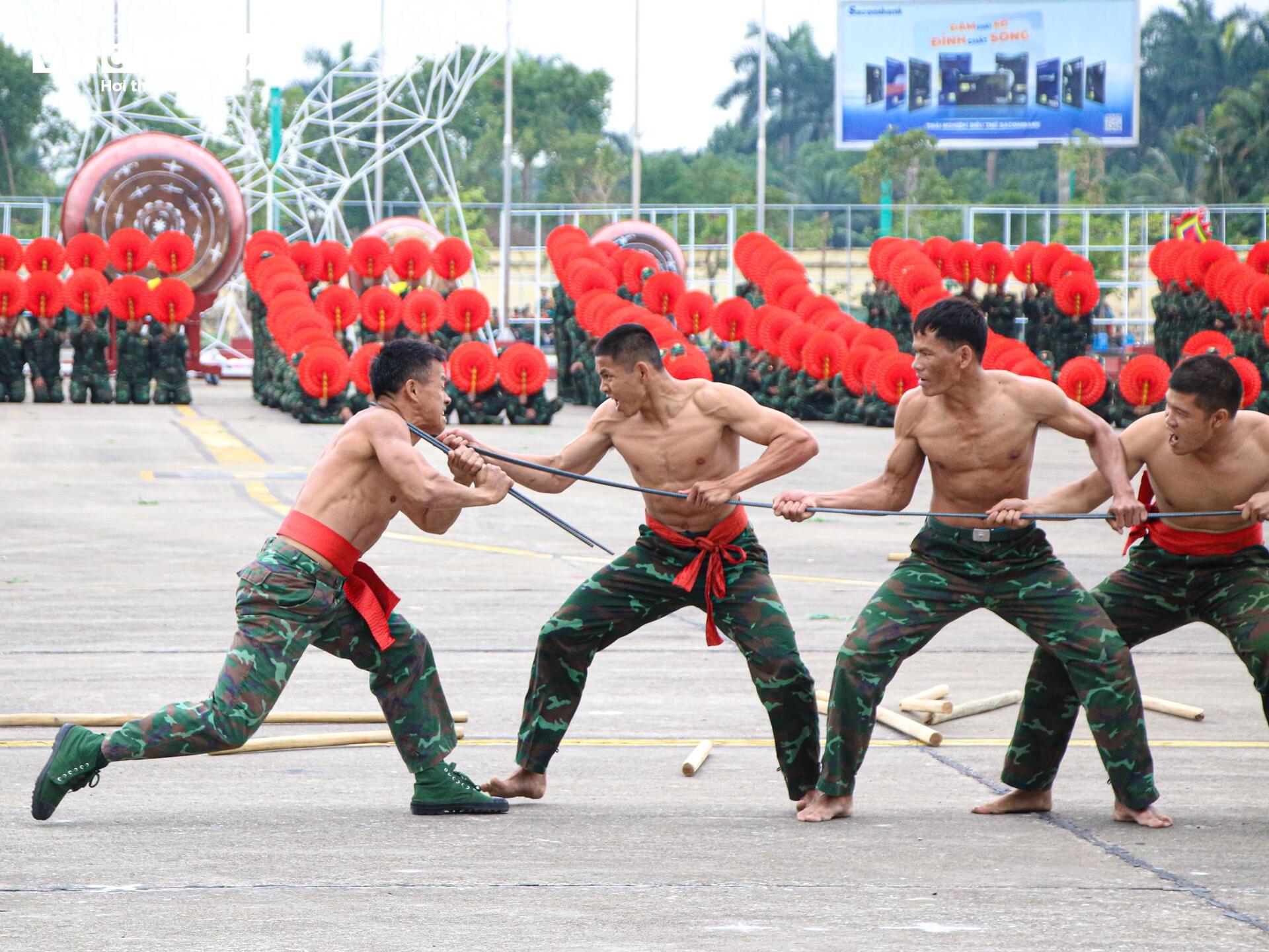 Mãn nhãn xem lính đặc công dùng cổ uốn cong thanh sắt- Ảnh 4.