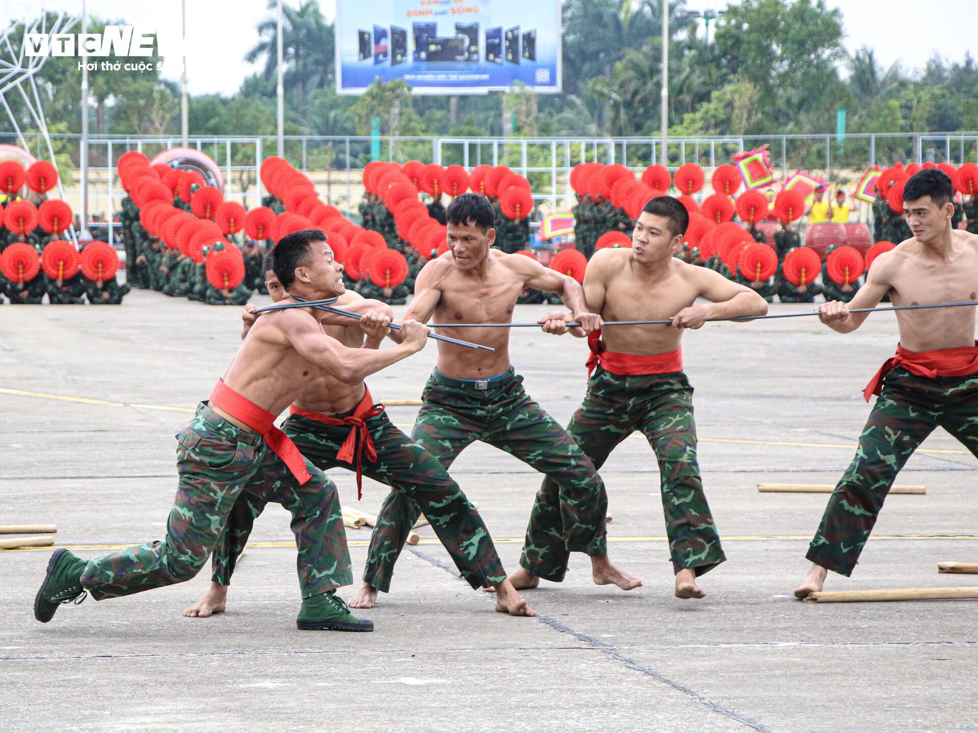 Mãn nhãn xem lính đặc công dùng cổ uốn cong thanh sắt- Ảnh 5.