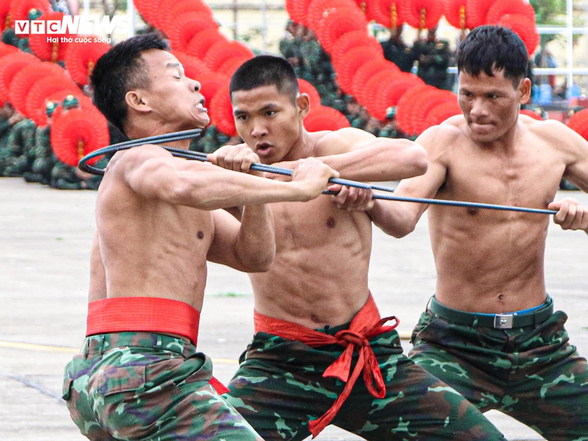 Mãn nhãn xem lính đặc công dùng cổ uốn cong thanh sắt- Ảnh 6.