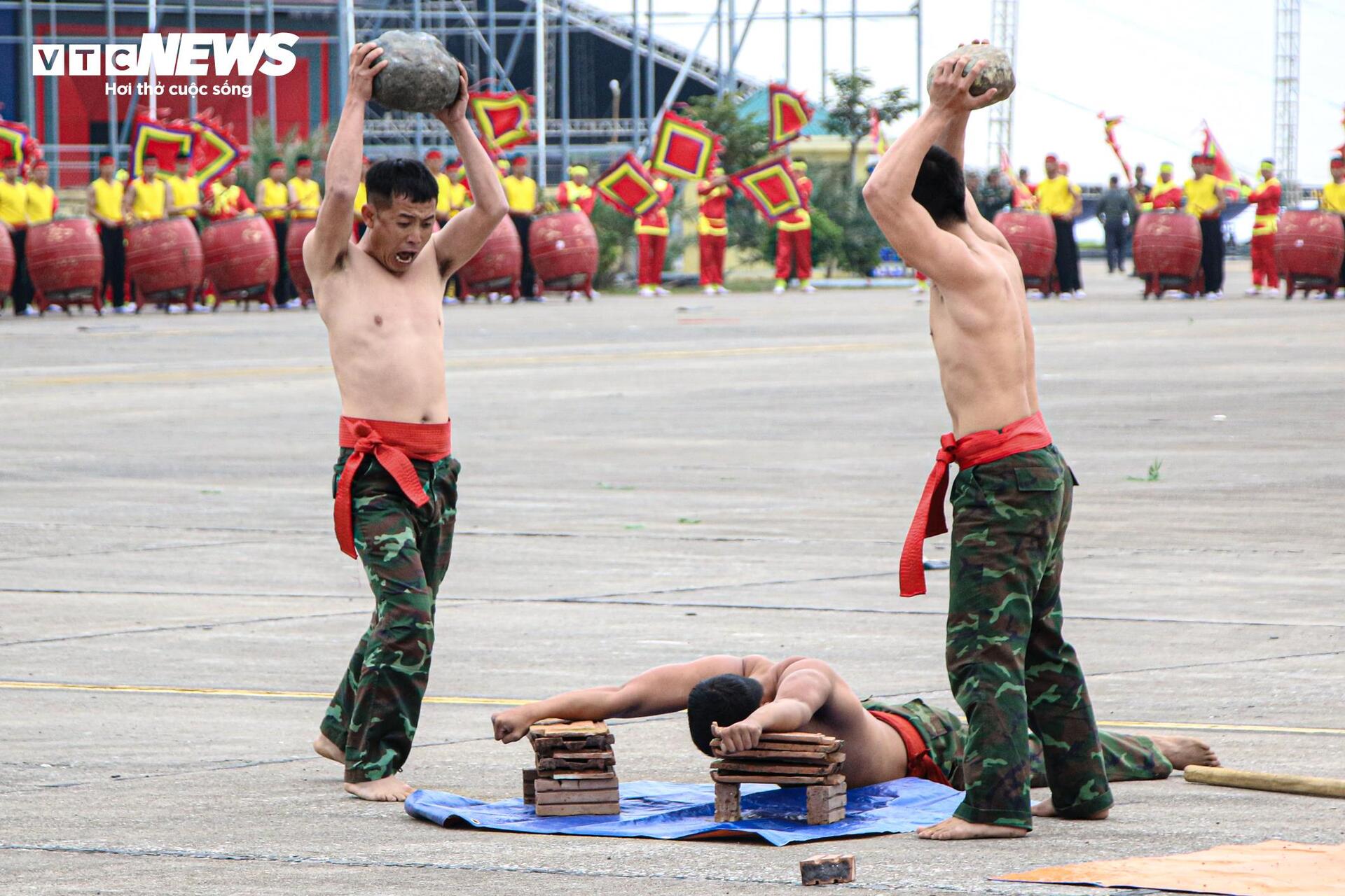 Mãn nhãn xem lính đặc công dùng cổ uốn cong thanh sắt- Ảnh 2.