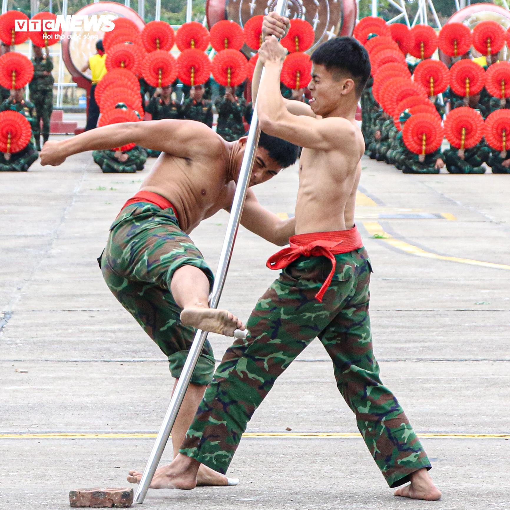 Mãn nhãn xem lính đặc công dùng cổ uốn cong thanh sắt- Ảnh 7.