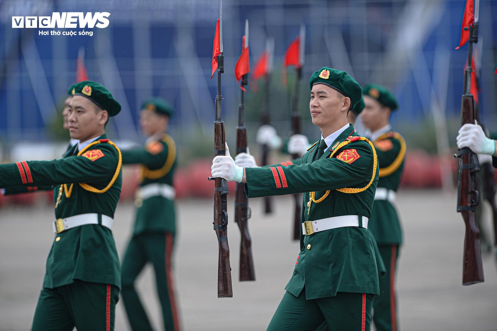 Mãn nhãn xem lính đặc công dùng cổ uốn cong thanh sắt- Ảnh 15.