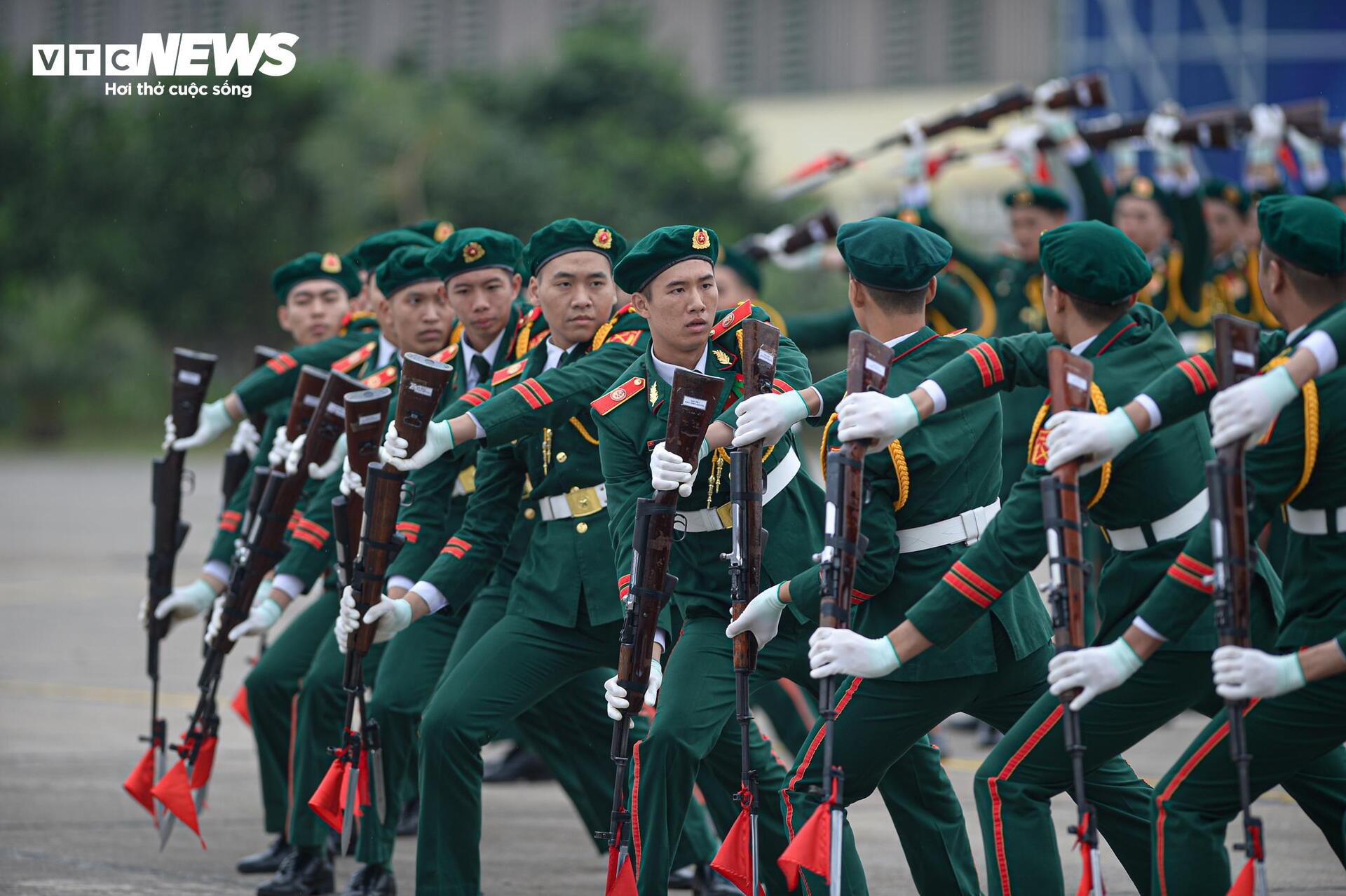 Mãn nhãn xem lính đặc công dùng cổ uốn cong thanh sắt- Ảnh 14.